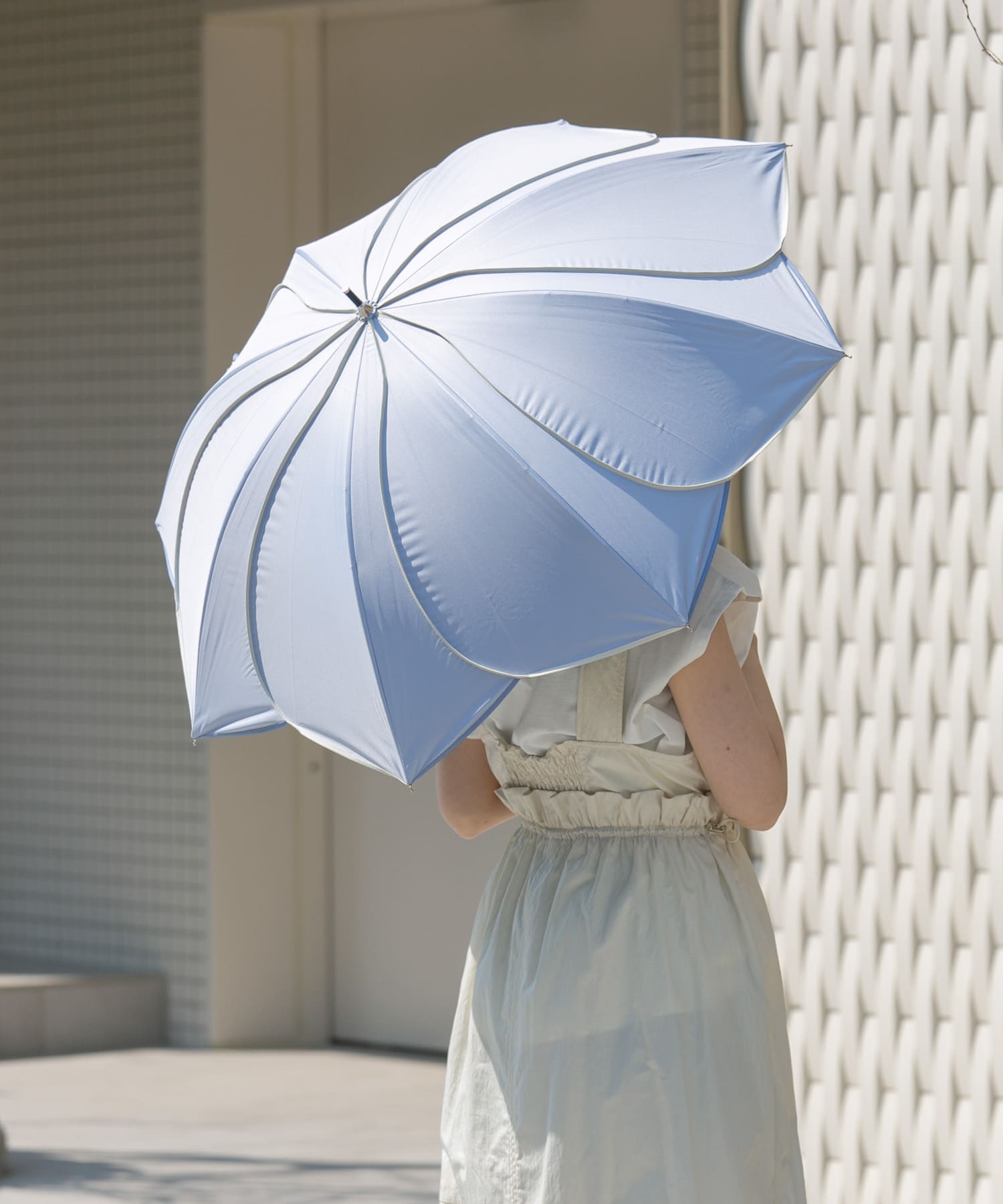 because　晴雨兼用パイピングフラワー BLU FREE