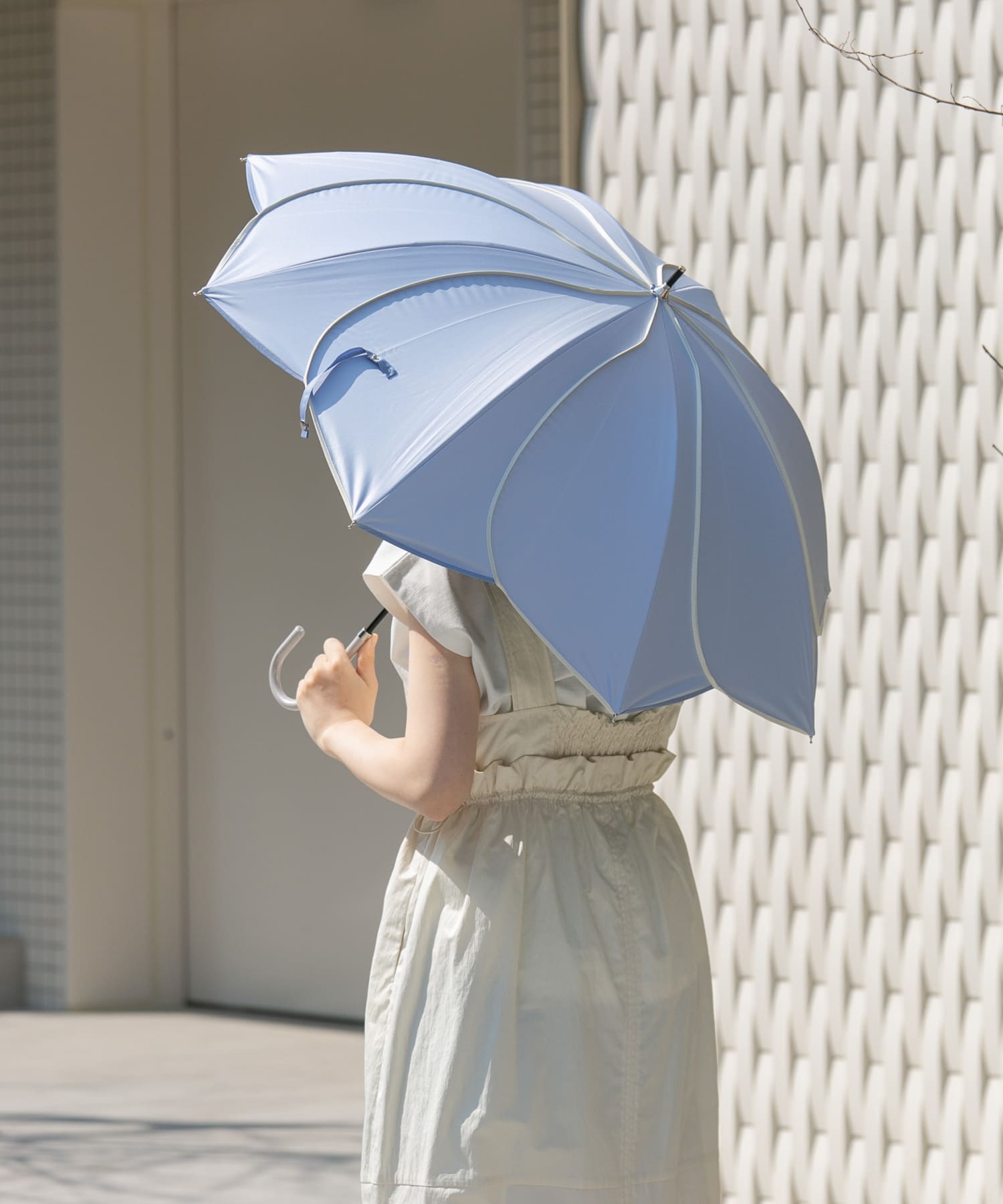 because　晴雨兼用パイピングフラワー BLU FREE