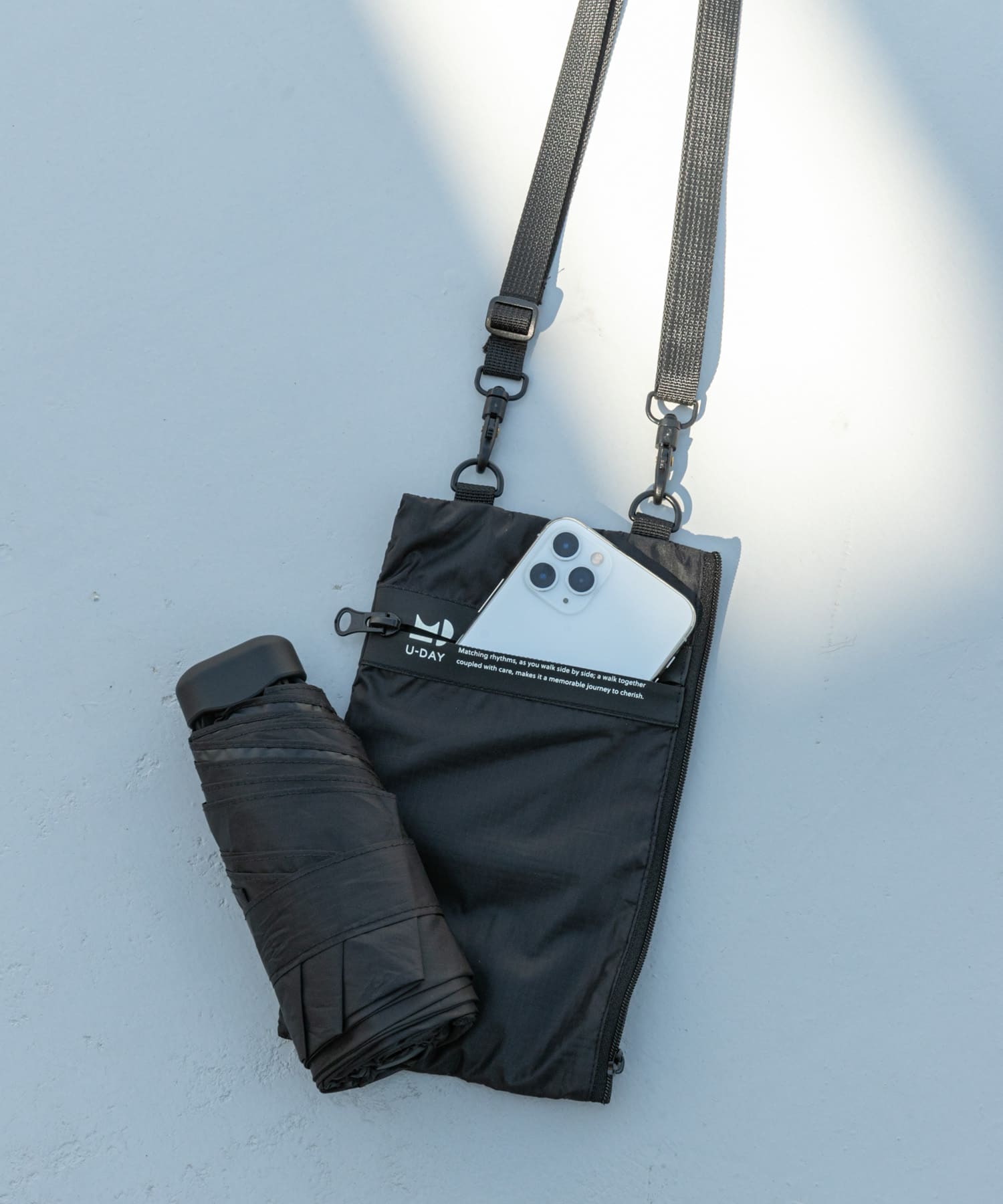 外ポケットは止水ジップになっており、スマホも安心して収納できます。