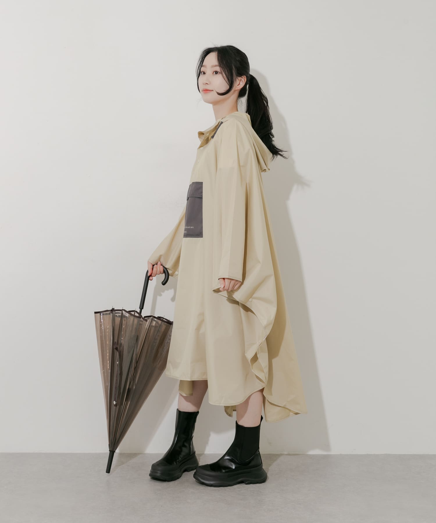 Wpc. ユニセックス バイカラーパッカブルポンチョ(one BEG): アウター
