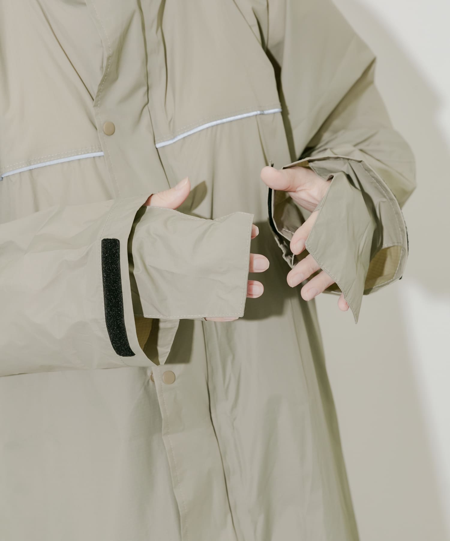 手甲カハーて手の濡れを防止。使わないときは袖の内側に収納可能てす。