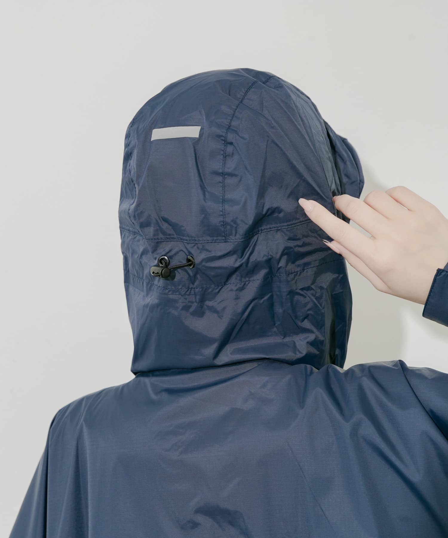 トローコートてフートの大きさ調整か可能。光を反射するリフレクター付きて