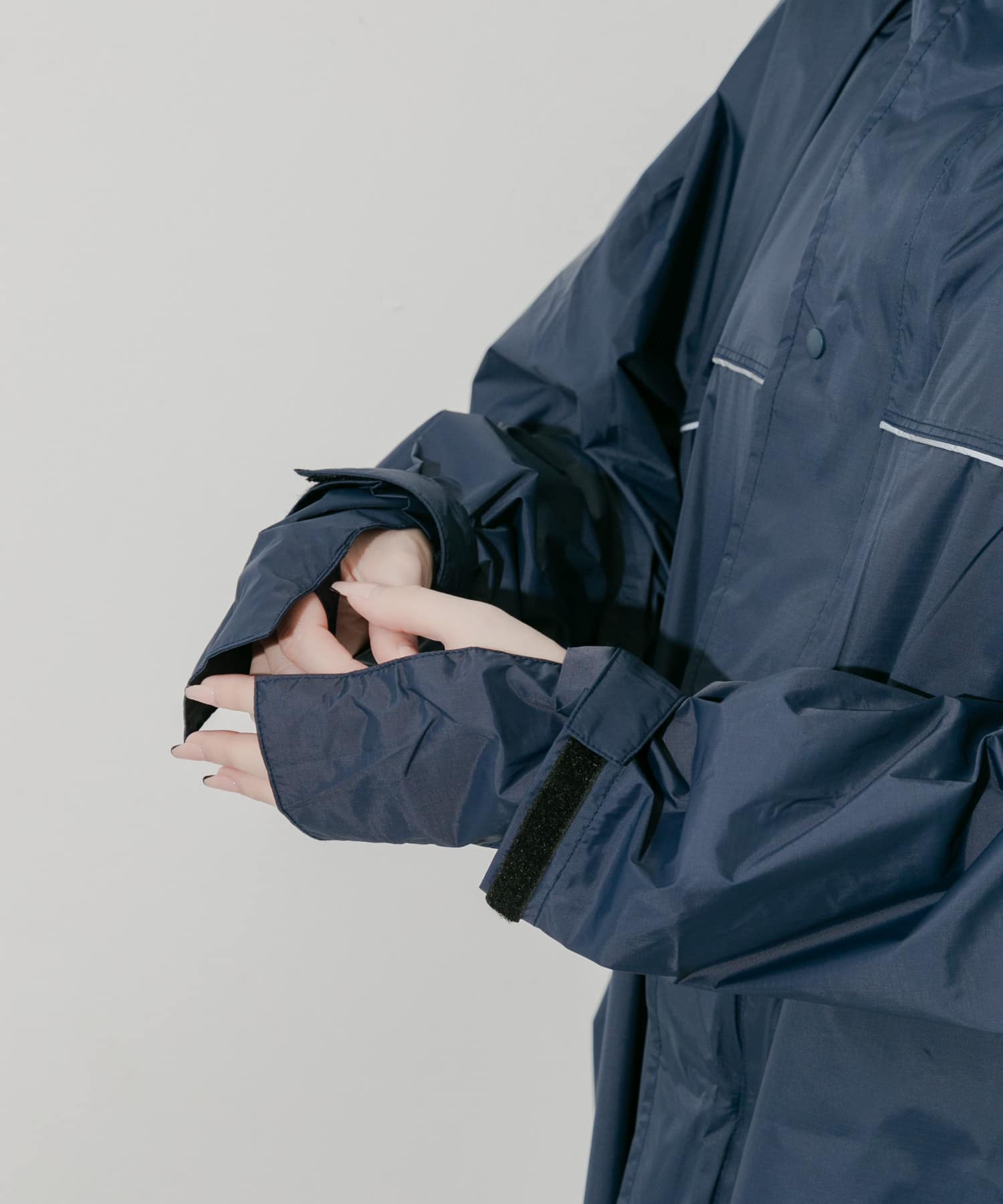 手甲カハーて手の濡れを防止。使わないときは袖の内側に収納可能てす。