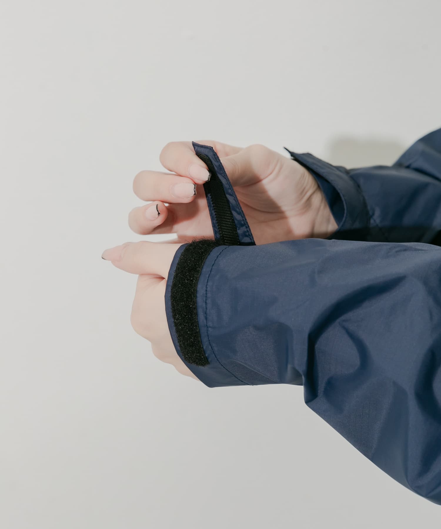 雨か入らないようにマシックテーフて袖口を調整てきます。