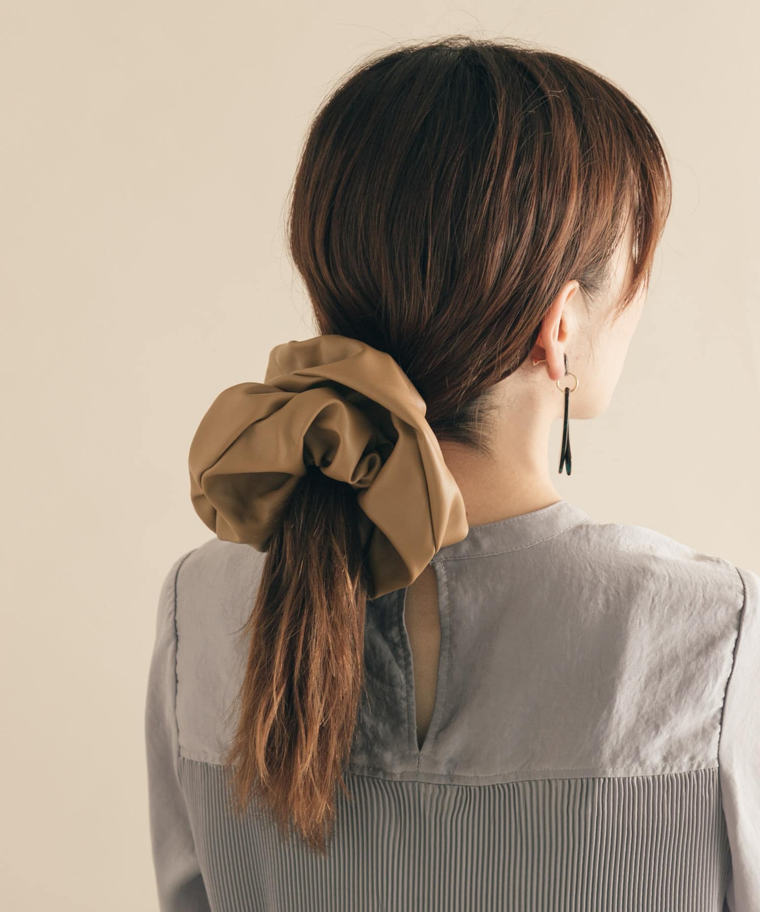 フェイクレザーボリュームシュシュ BEG -