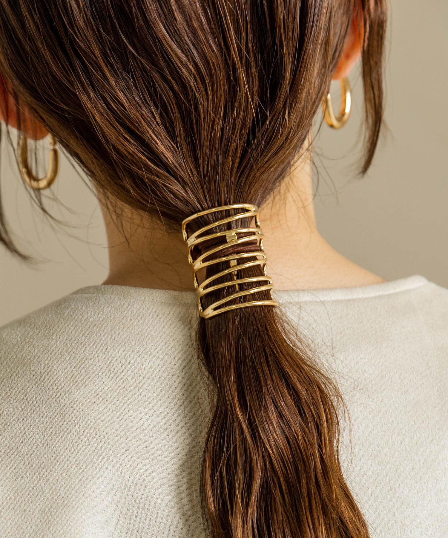 ヘアゴムの上にフックを引っかけるだけで簡単に着用できます。