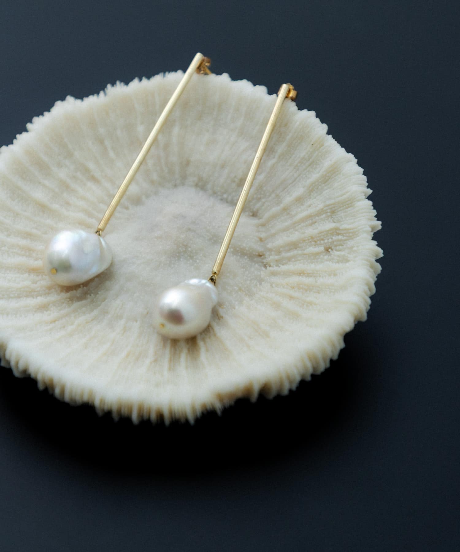 SMELLY so’　baroque pearl bar pierce GLD -