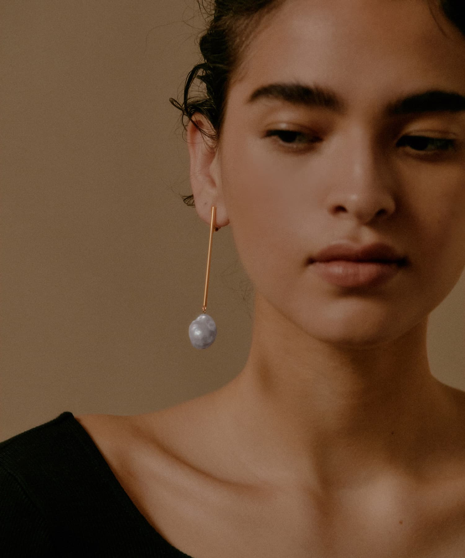 SMELLY so’　baroque pearl bar pierce GLD -