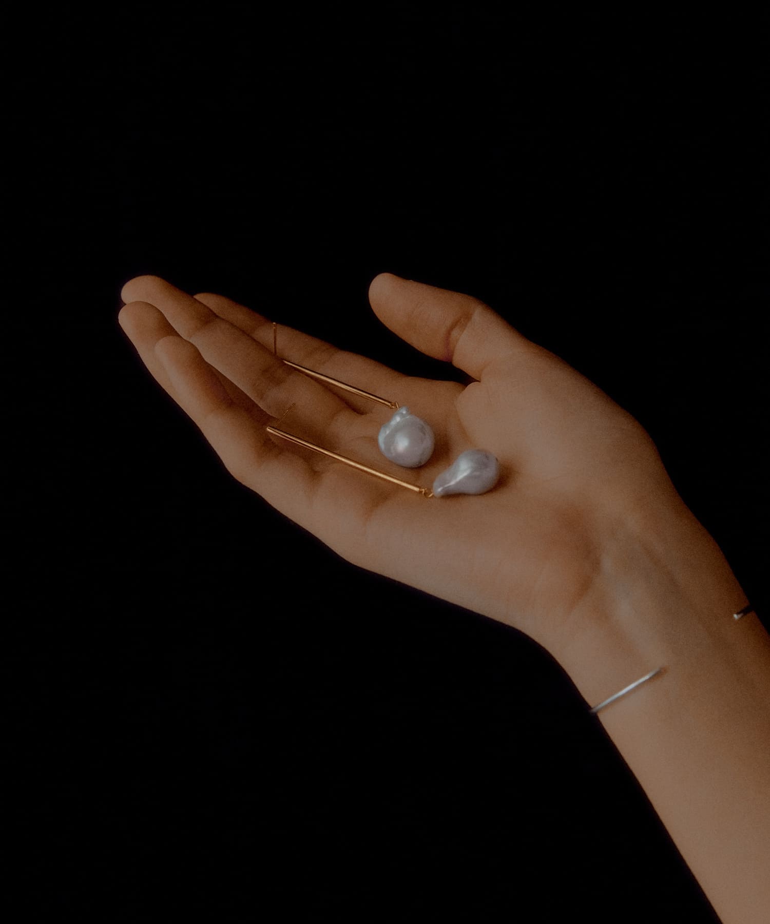 SMELLY so’　baroque pearl bar pierce GLD -