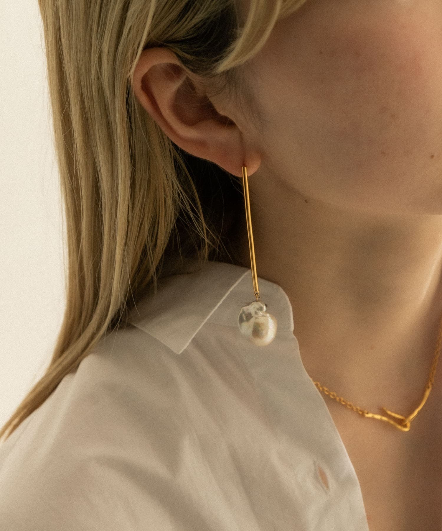 SMELLY so’　baroque pearl bar pierce GLD -