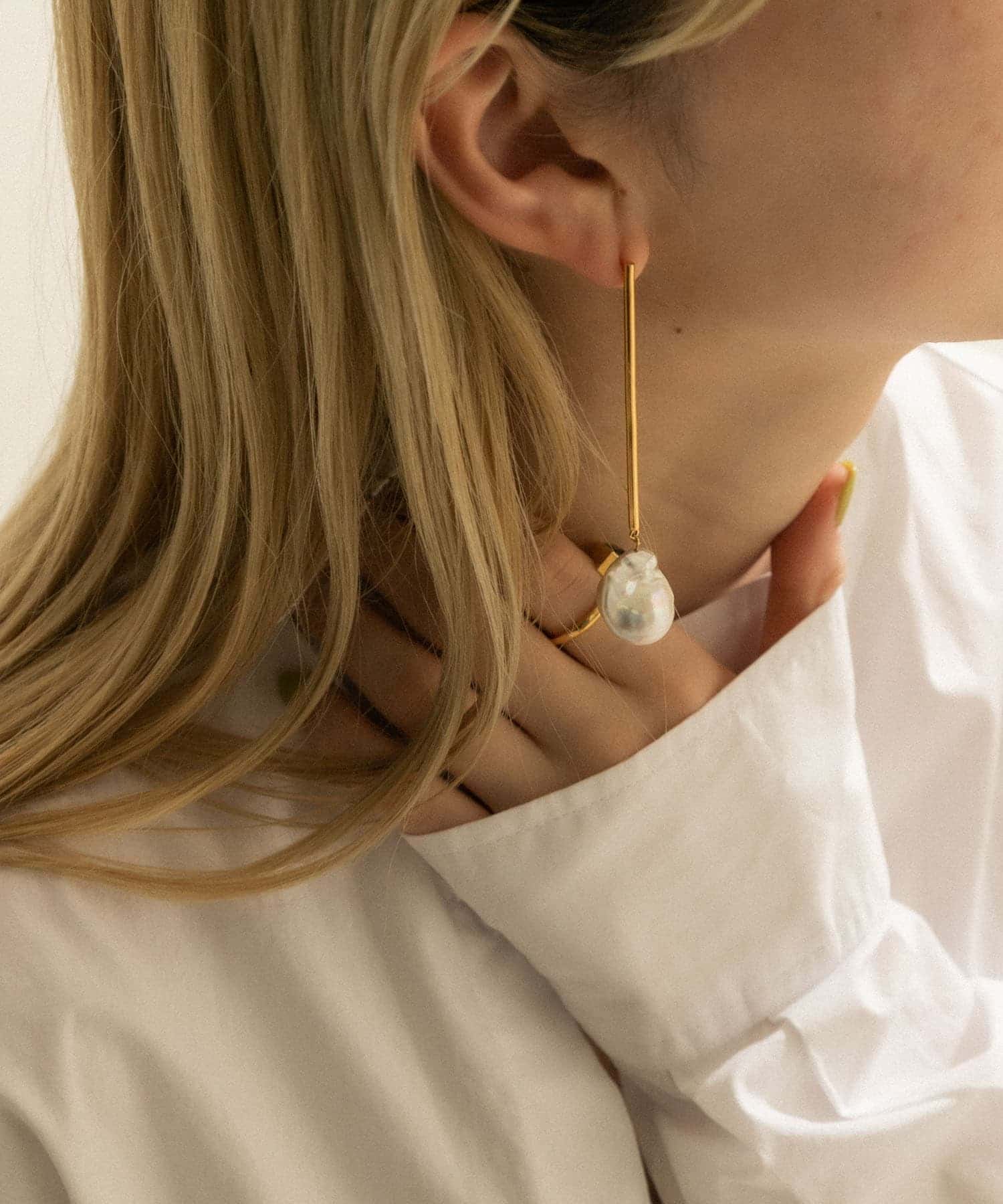 SMELLY so’　baroque pearl bar pierce GLD -