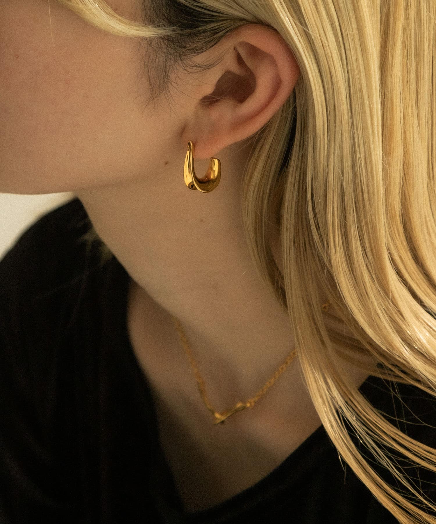 SMELLY so’　curve pierce GLD -
