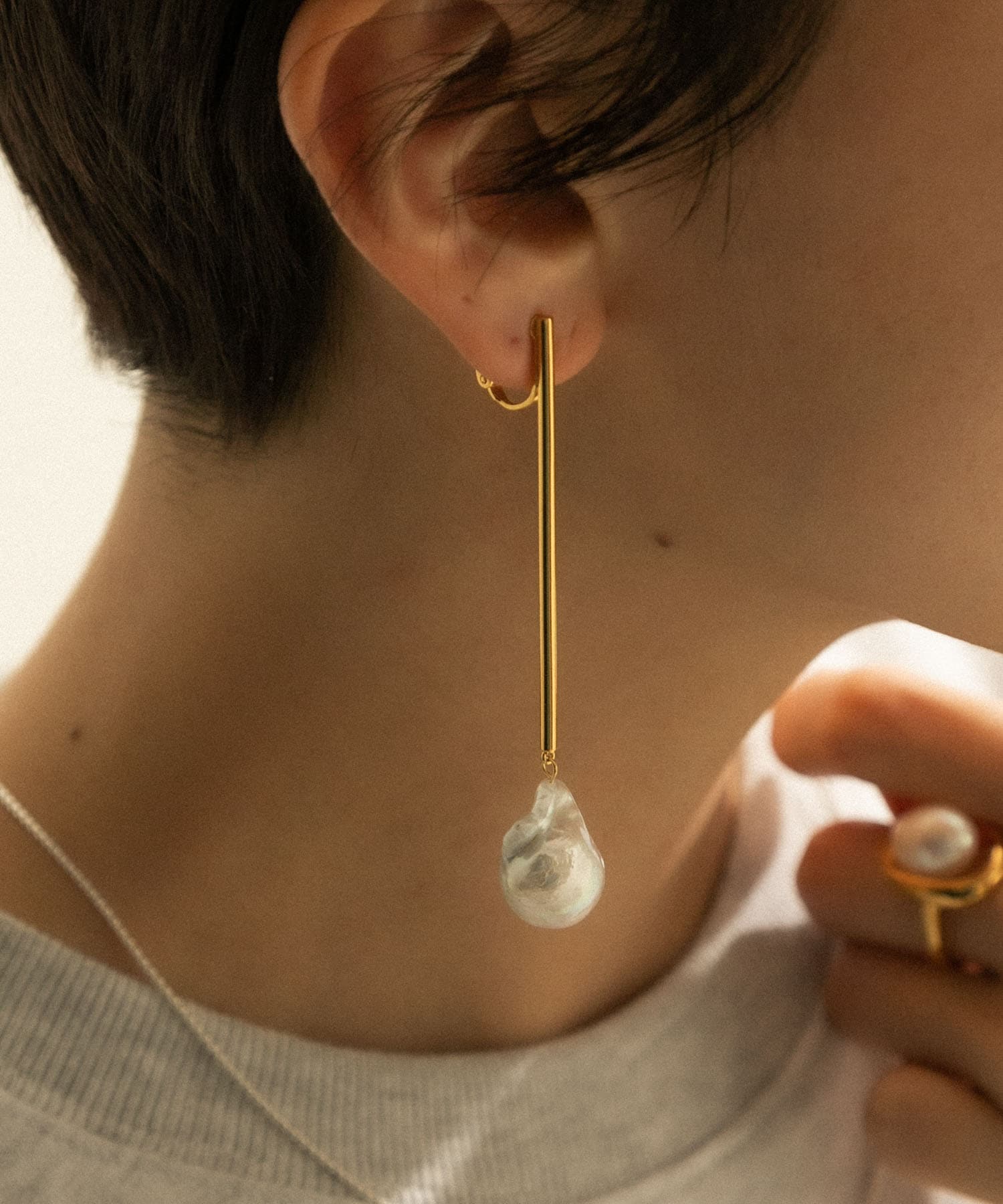 SMELLY so’　baroque pearl bar earring GLD -