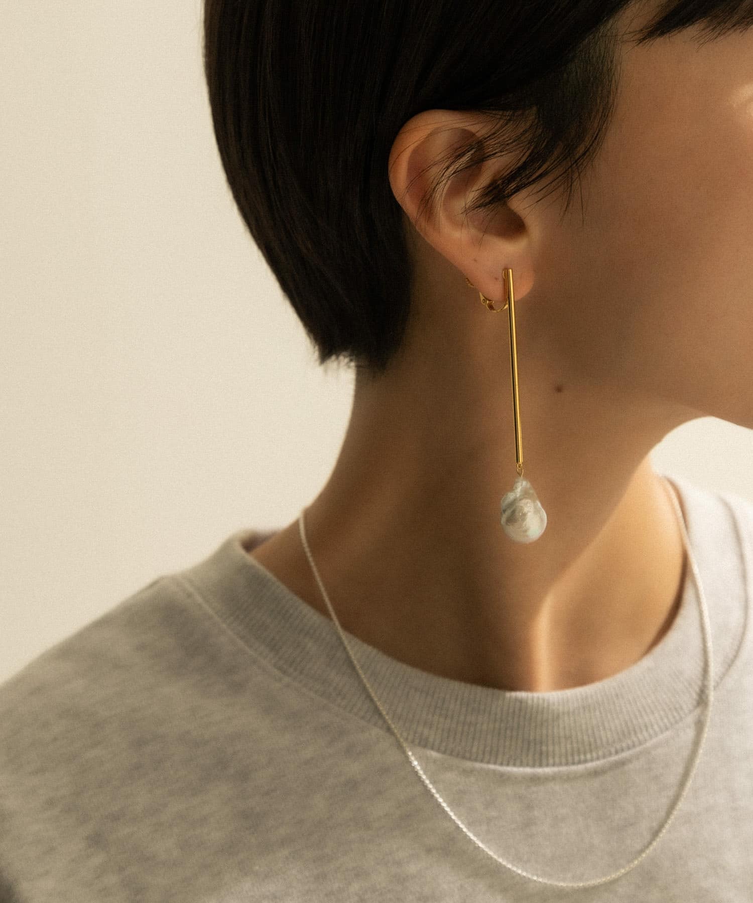 SMELLY so’　baroque pearl bar earring GLD -