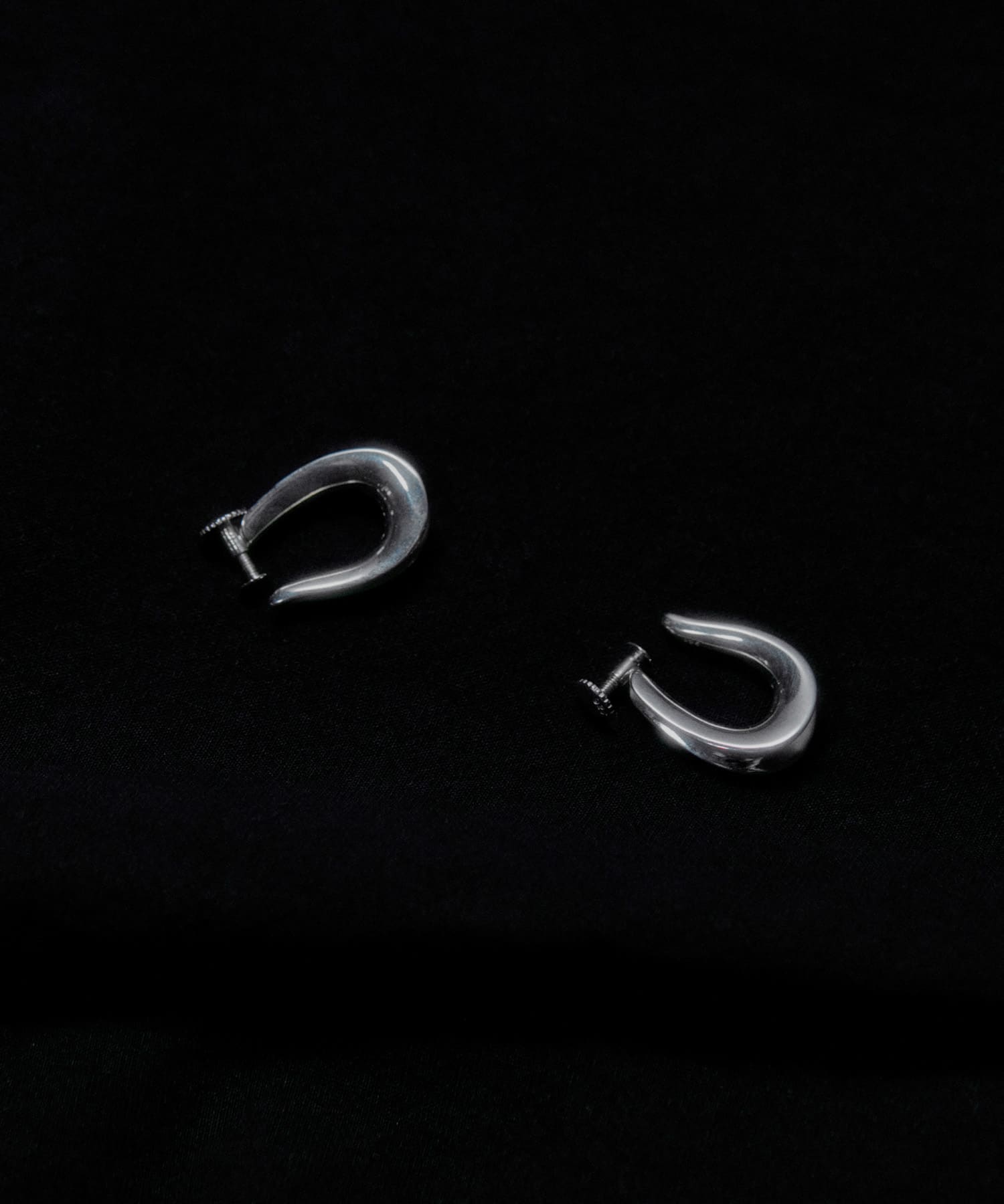 SMELLY so’　curve earring SLV -