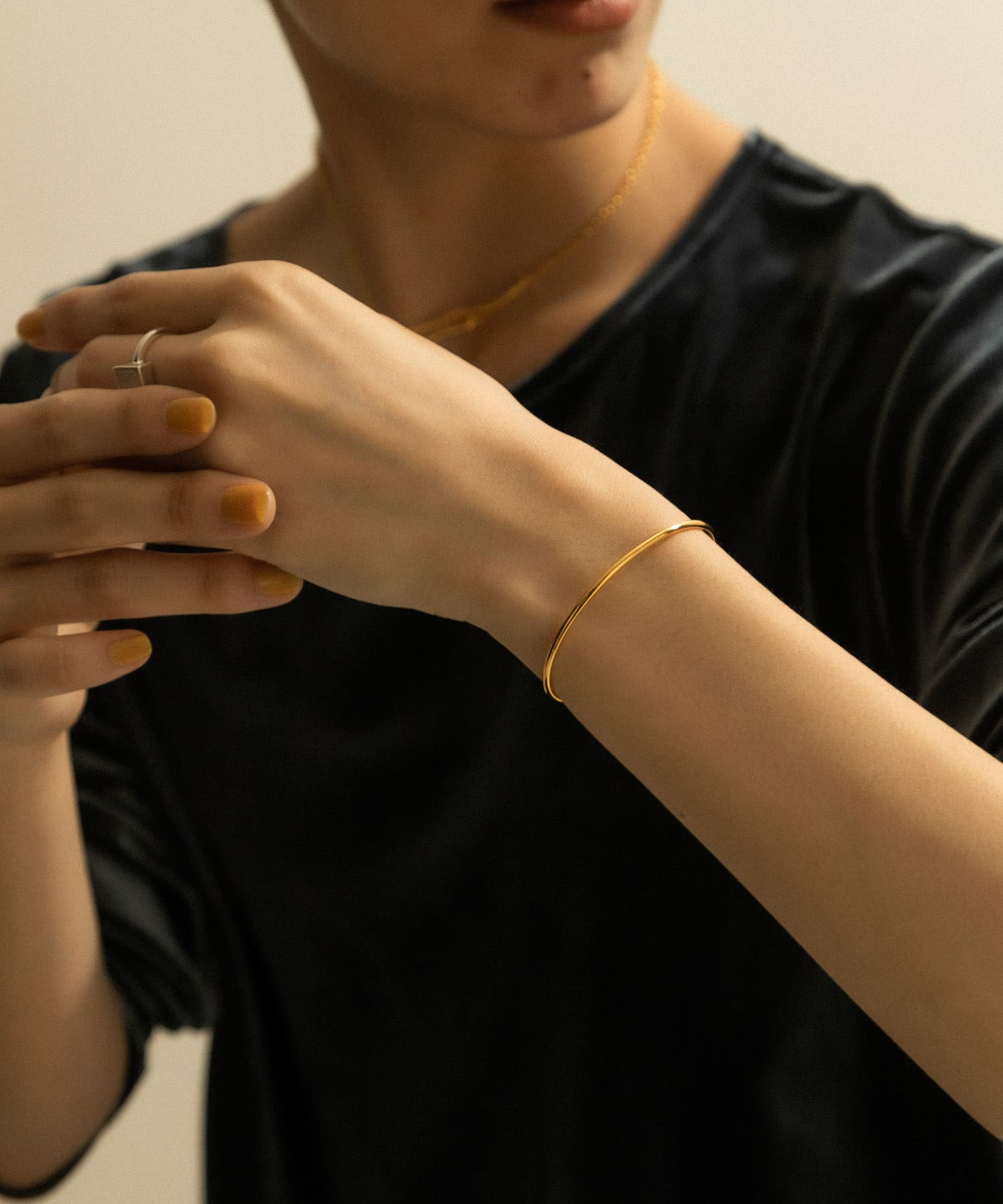 SMELLY so’　narrow line bangle GLD -