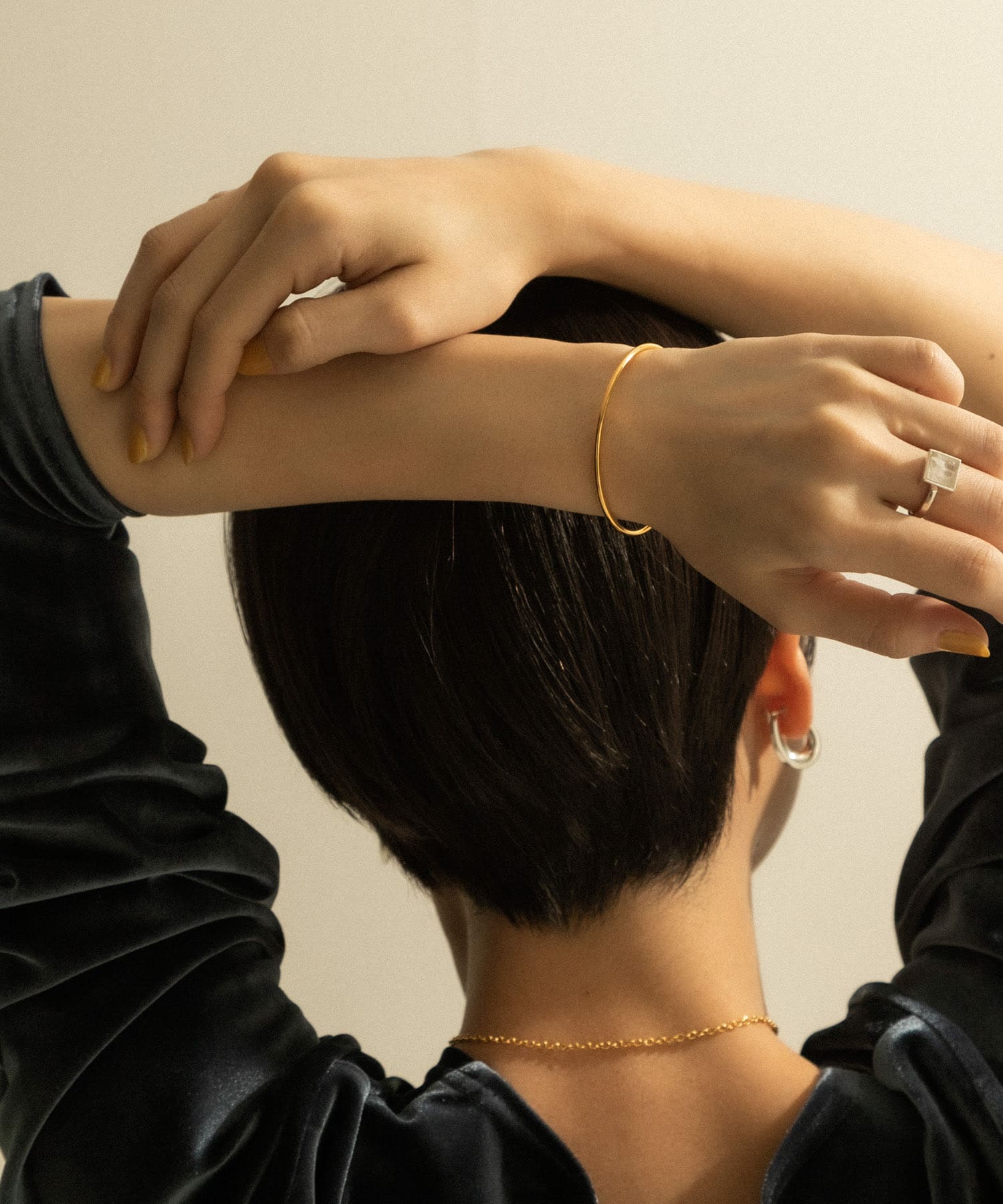 SMELLY so’　narrow line bangle GLD -