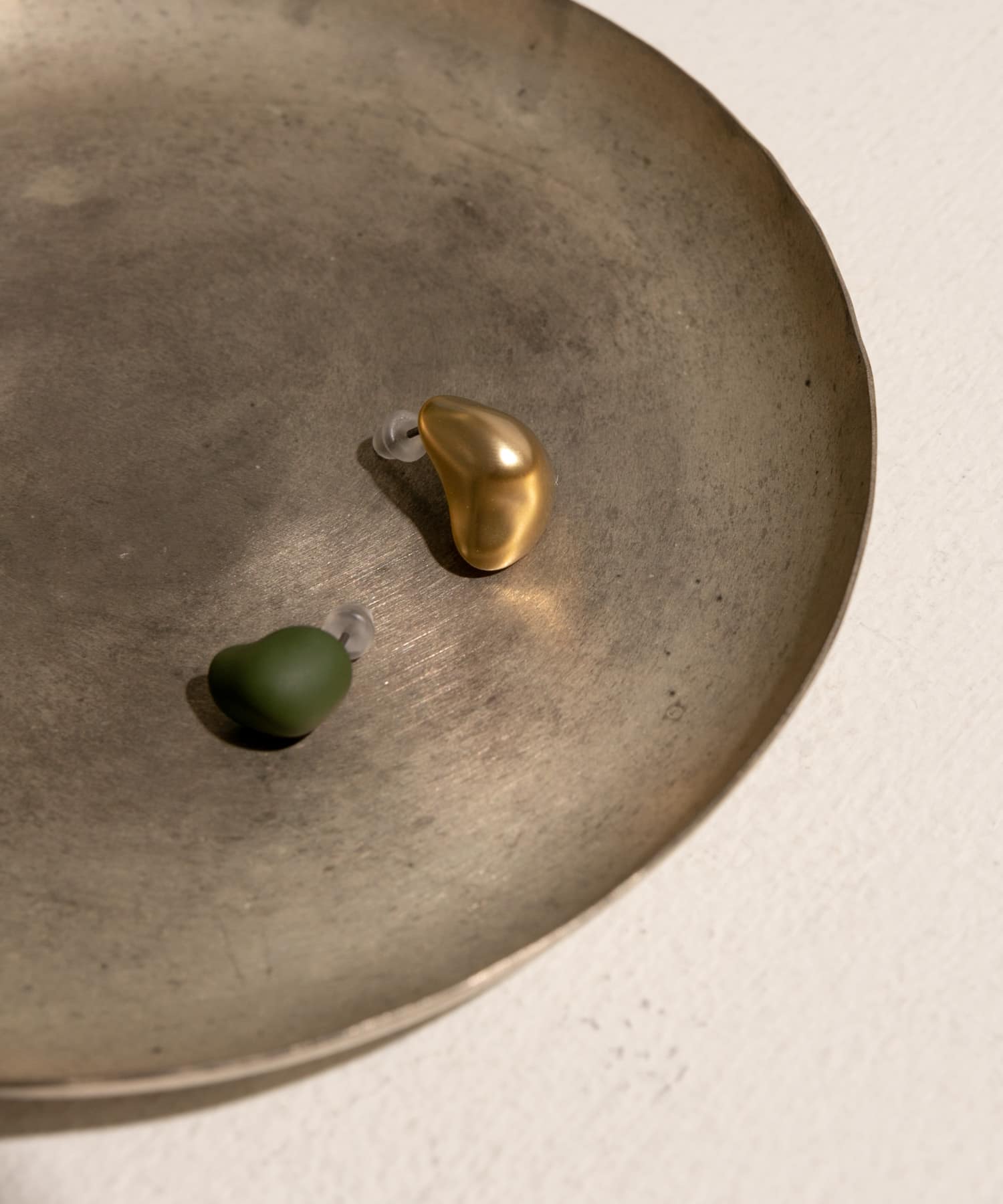 マットメタルカラーアシメピアス