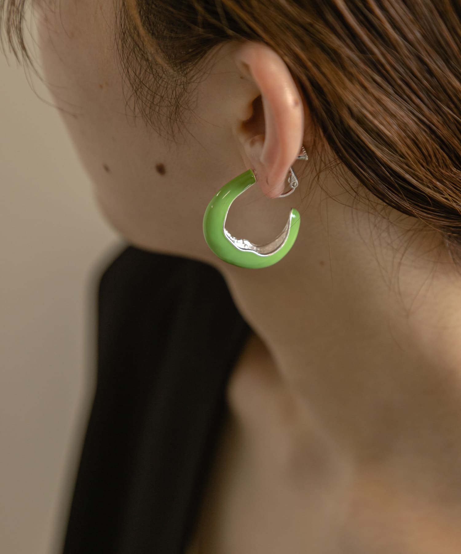 カラーエポニュアンスフープイヤリング GRN -