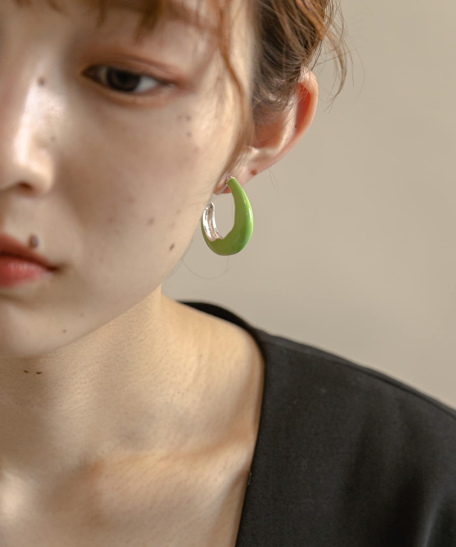 カラーエポニュアンスフープイヤリング GRN -