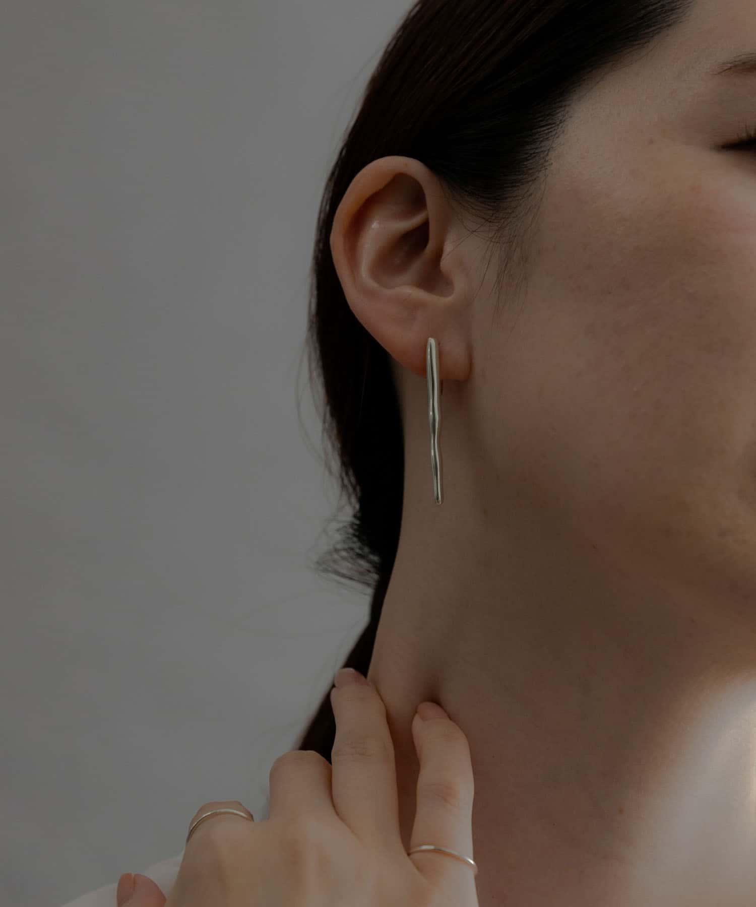 SMELLY so’　long bar earring SLV -