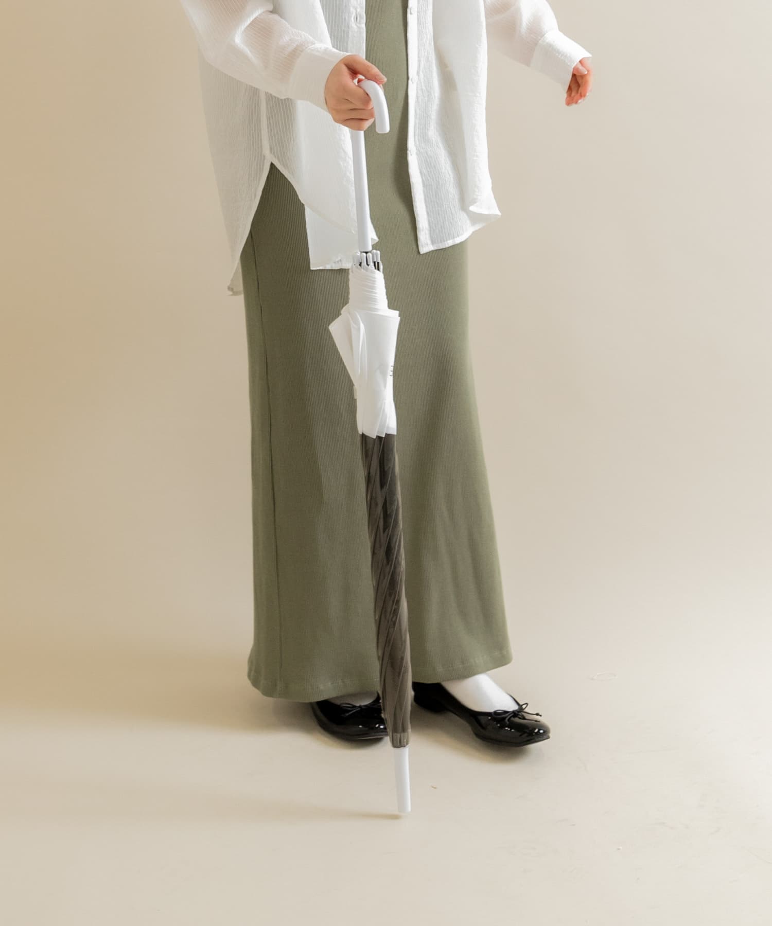 グレー