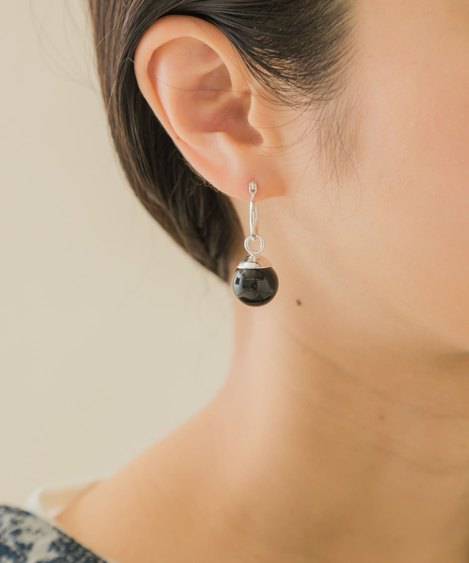 カラーボールドロップフープピアス SL/BK -