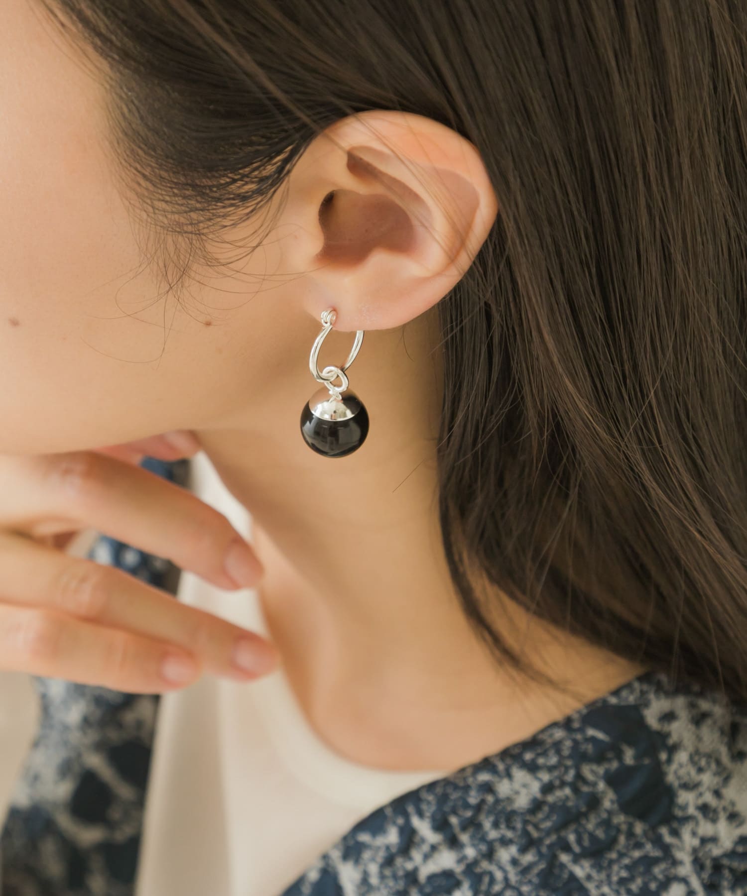 カラーボールドロップフープピアス SL/BK -