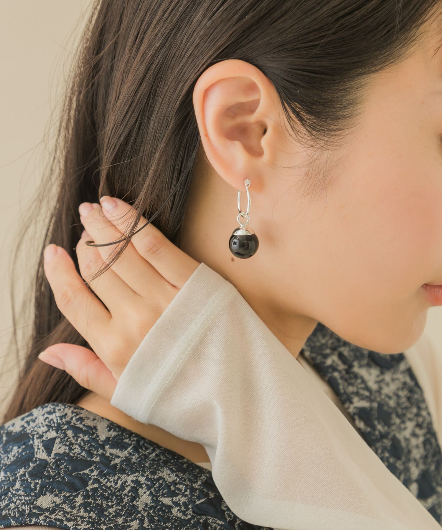 カラーボールドロップフープピアス SL/BK -