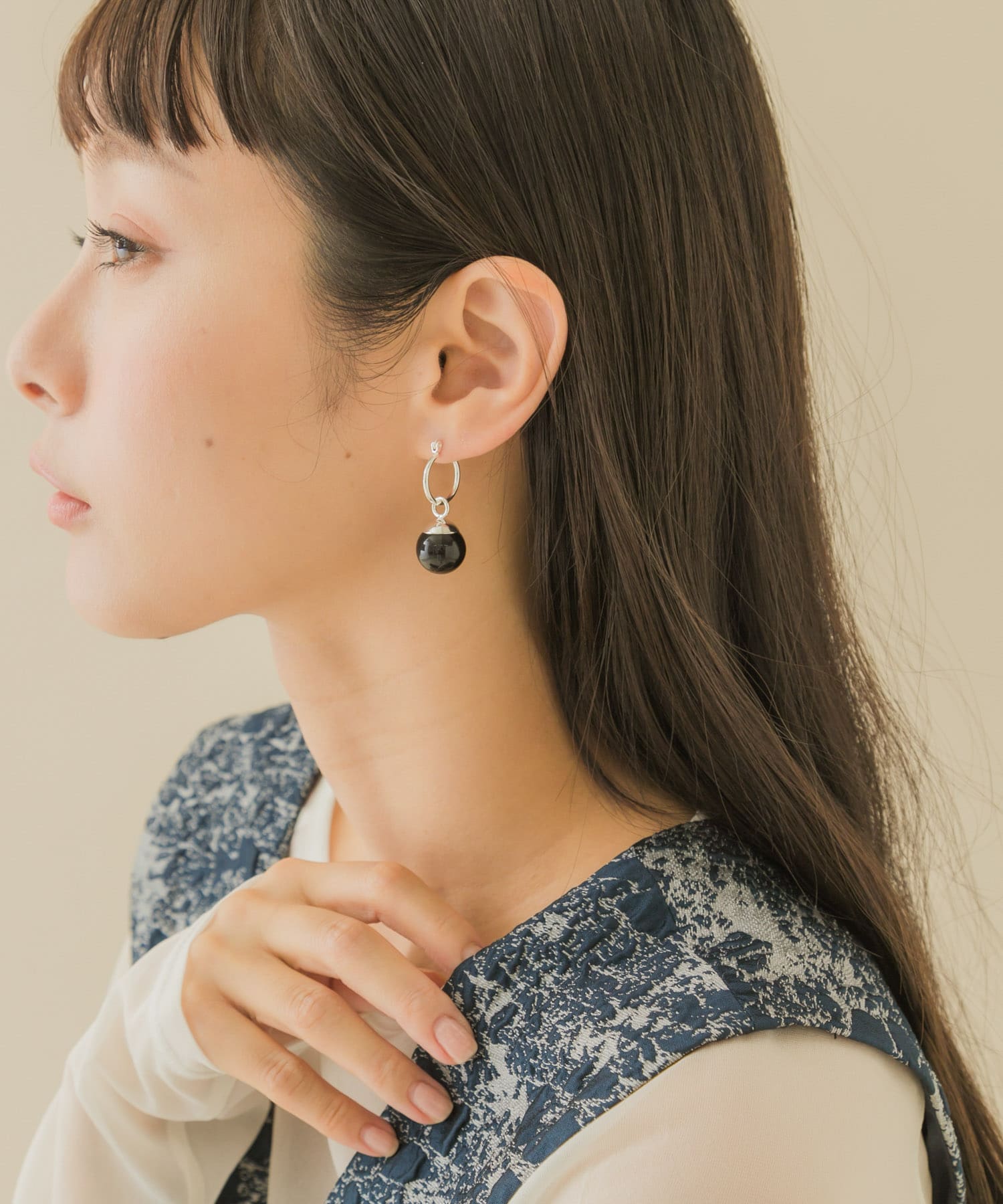 カラーボールドロップフープピアス SL/BK -