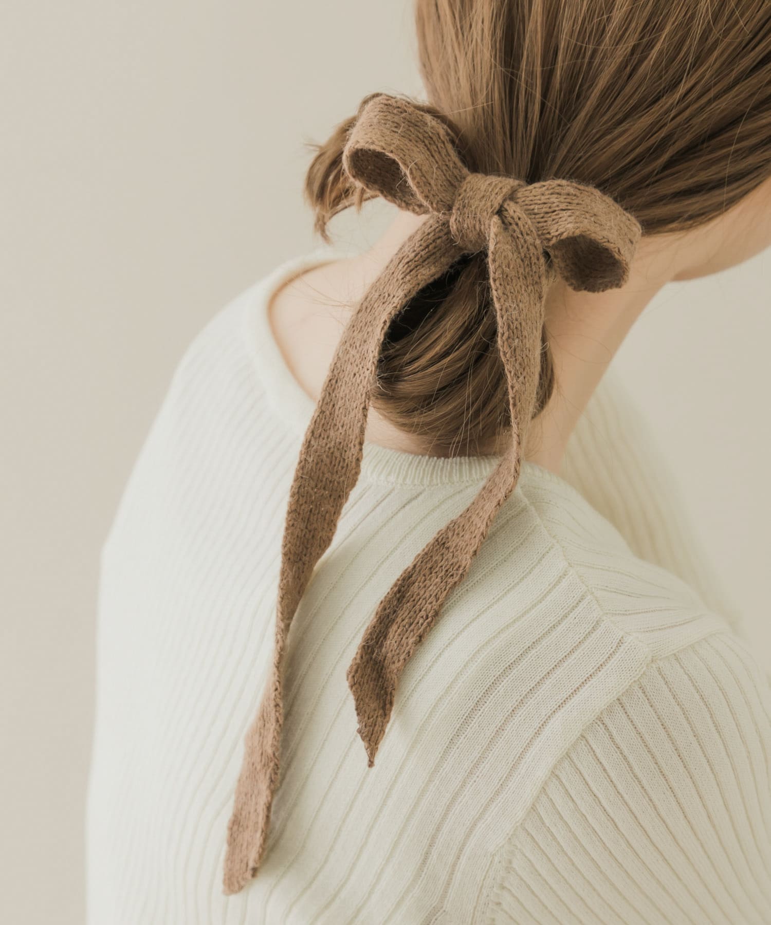 ヘアゴムの上にフックを引っかけるだけで簡単に着用できます。