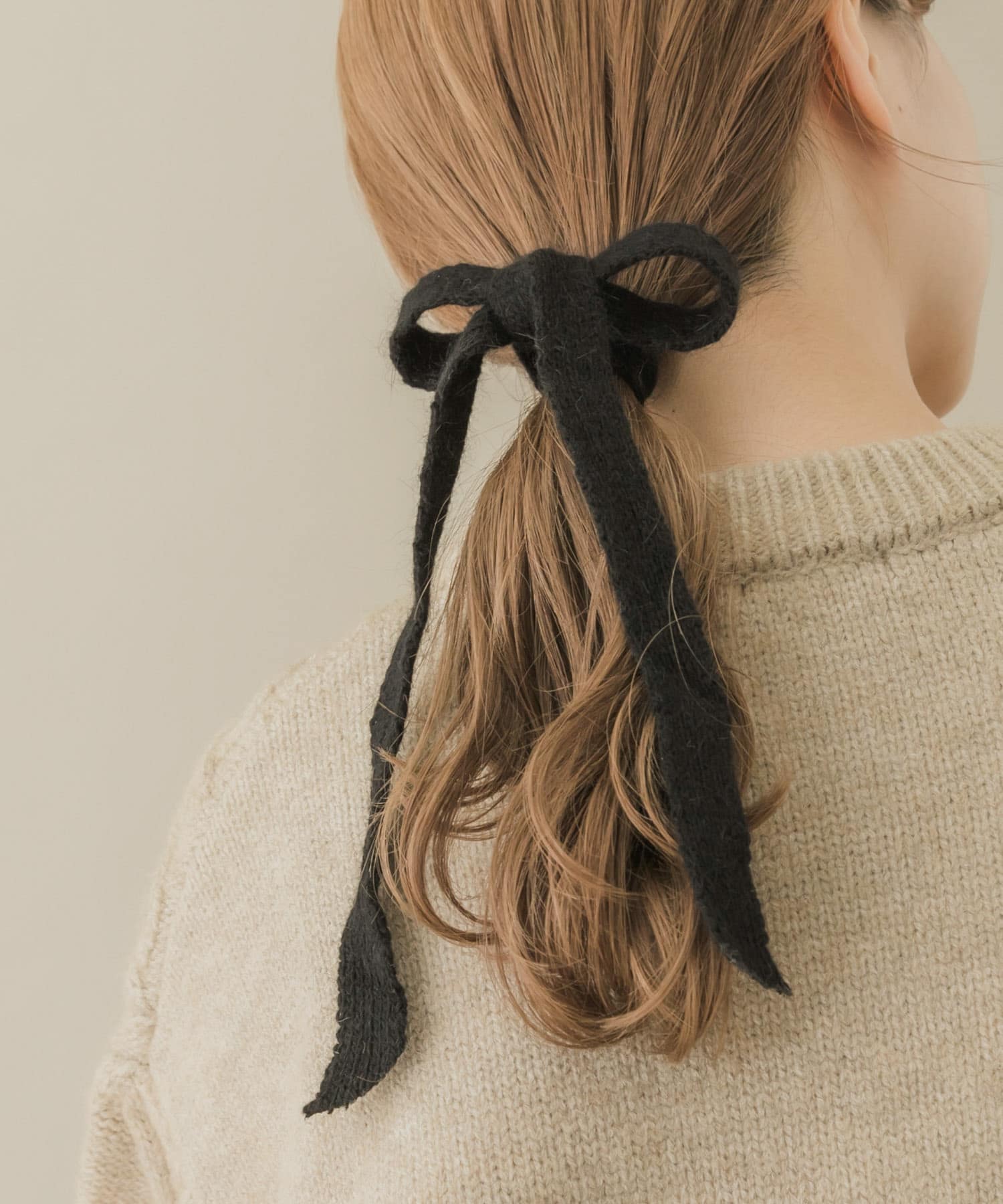 ヘアゴムの上にフックを引っかけるだけで簡単に着用できます。