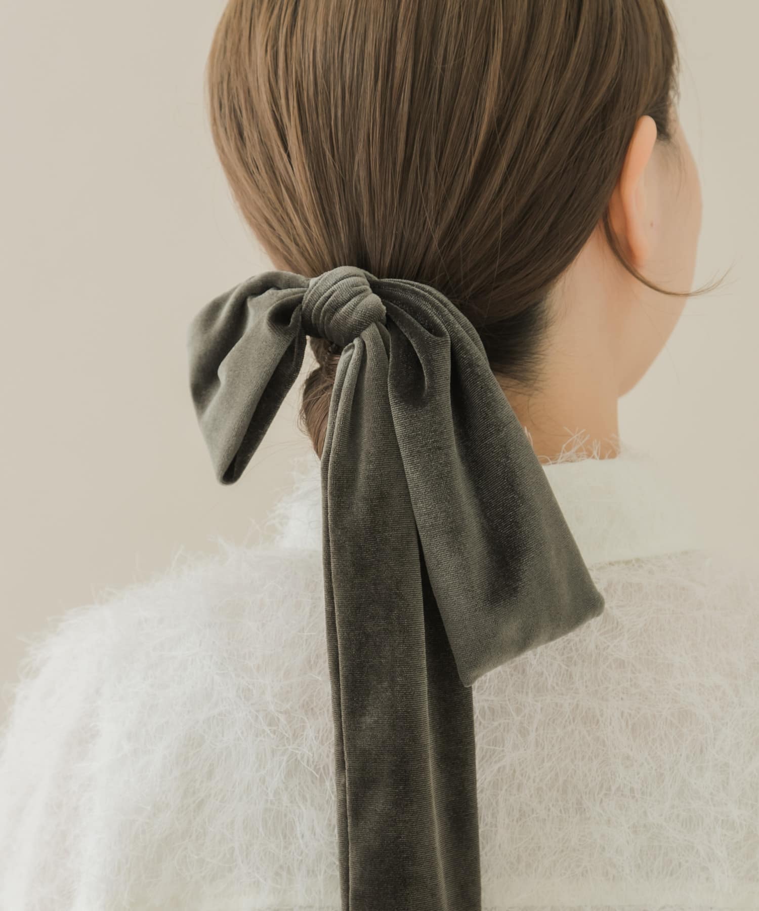 ヘアゴムの上にフックを引っかけるだけで簡単に着用できます。