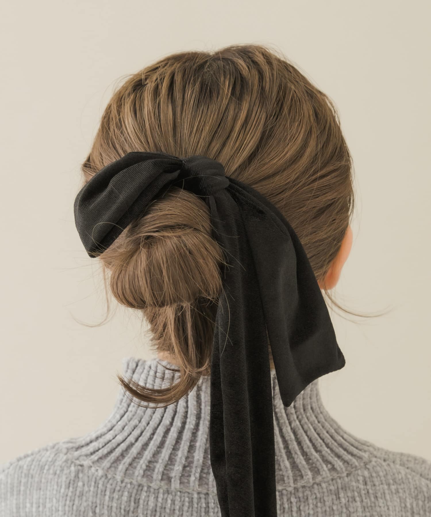 ヘアゴムの上にフックを引っかけるだけで簡単に着用できます。