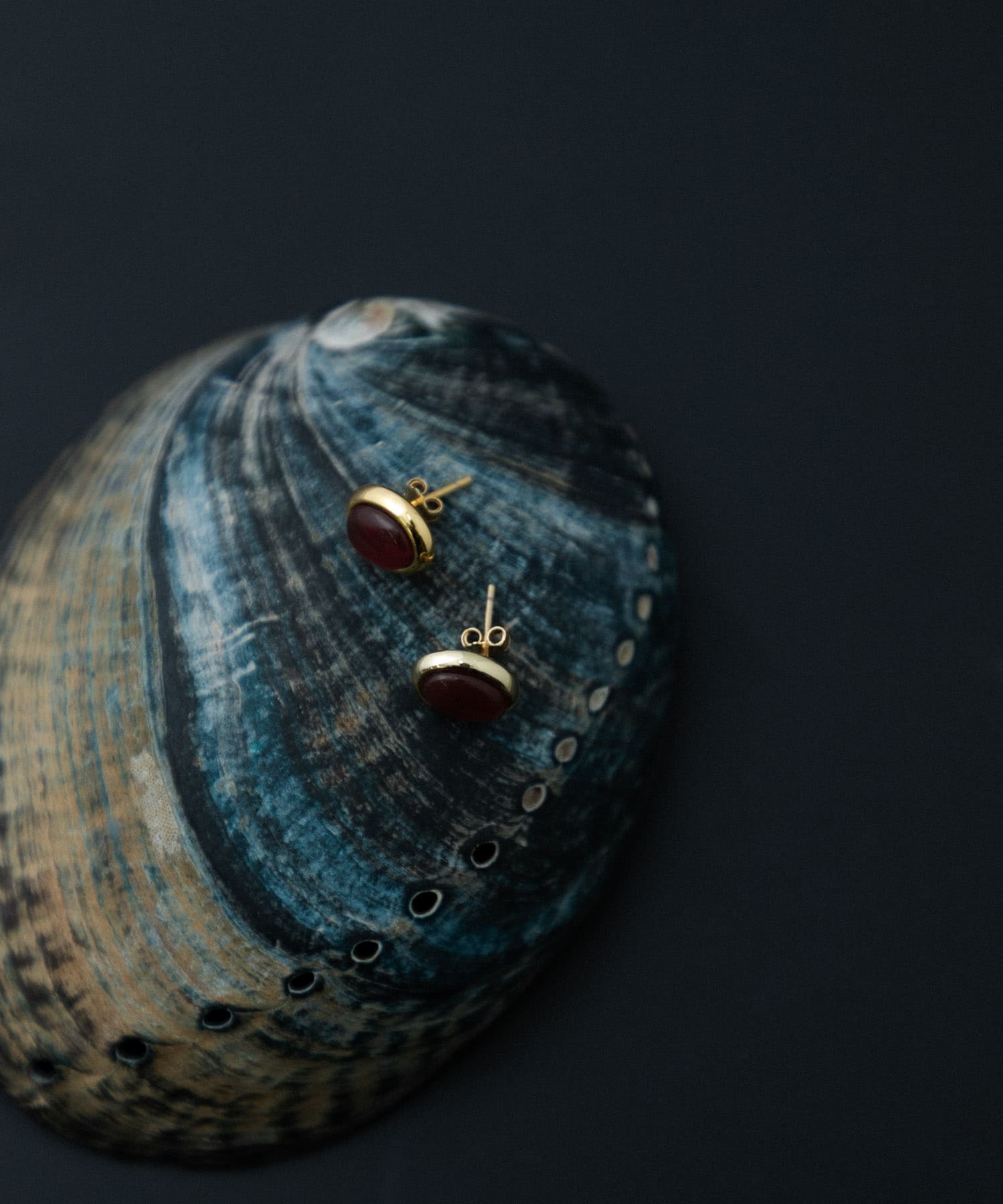 SMELLY so’　carnelian oval pierce GD/RE -