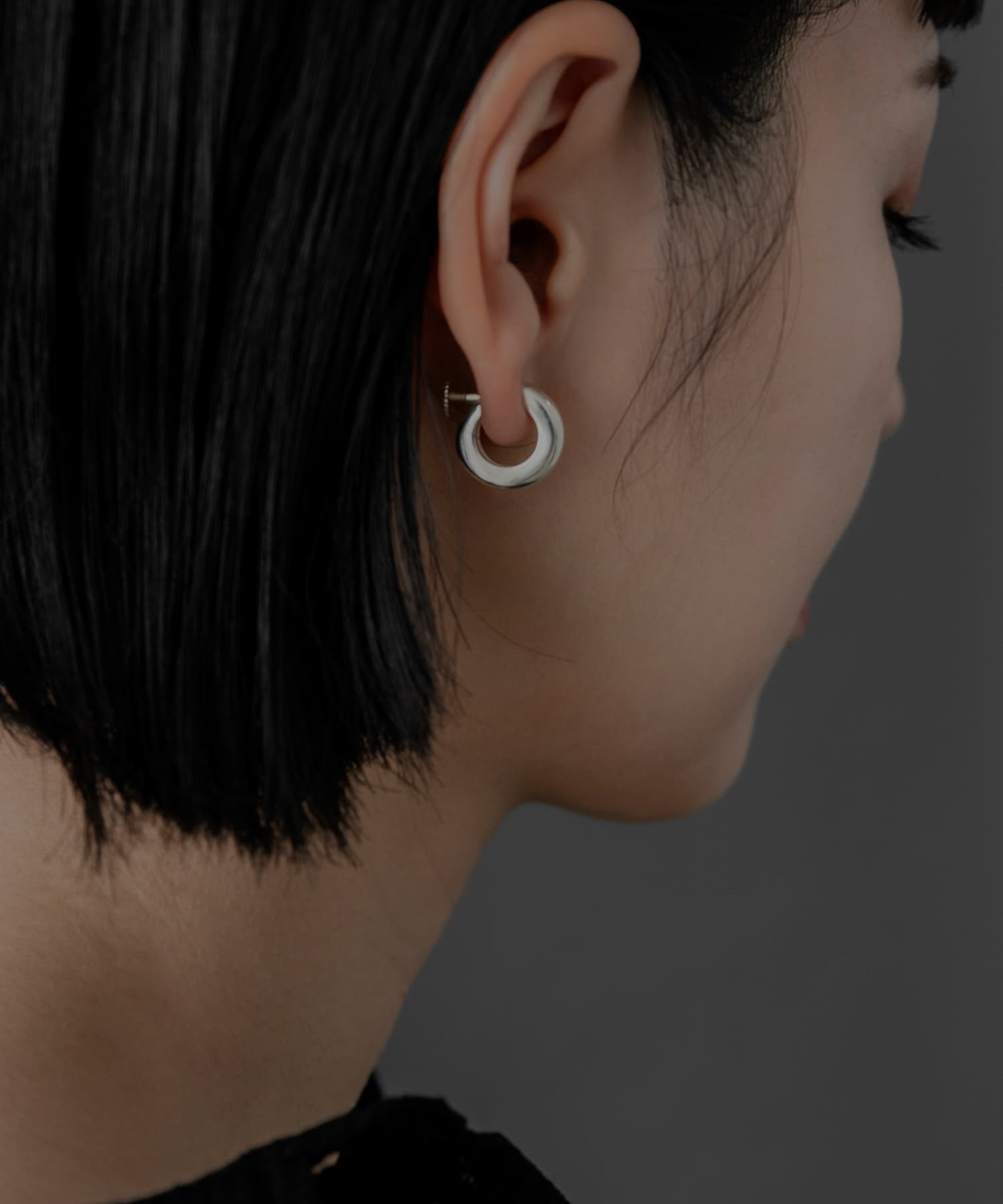 SMELLY so’　wide hoop earring SLV -