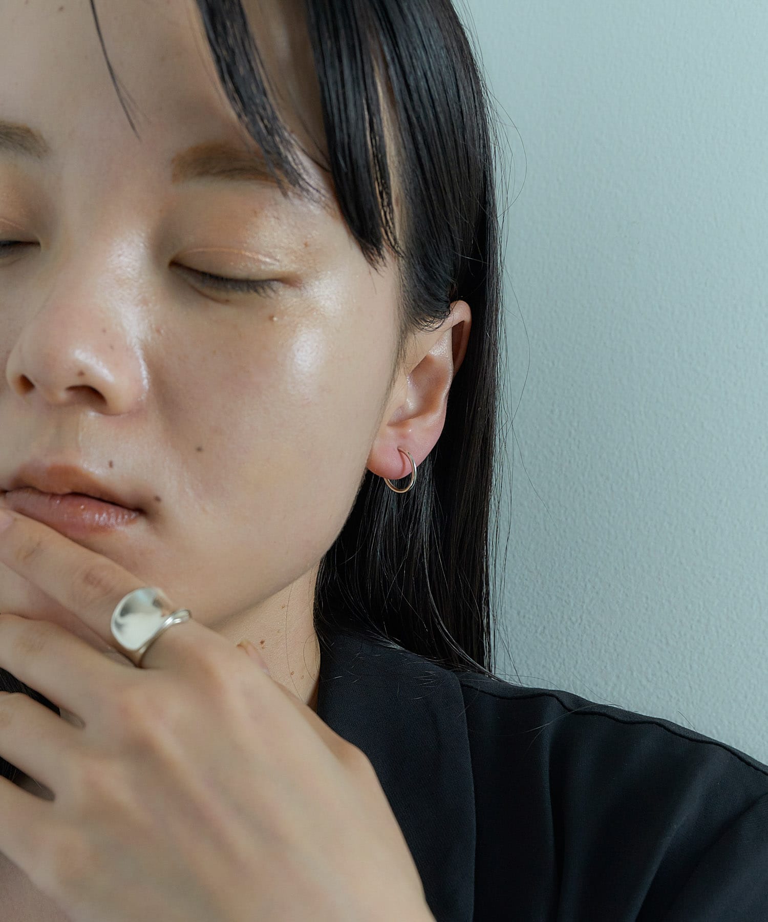 SMELLY so’　thin hoop earring SLV -
