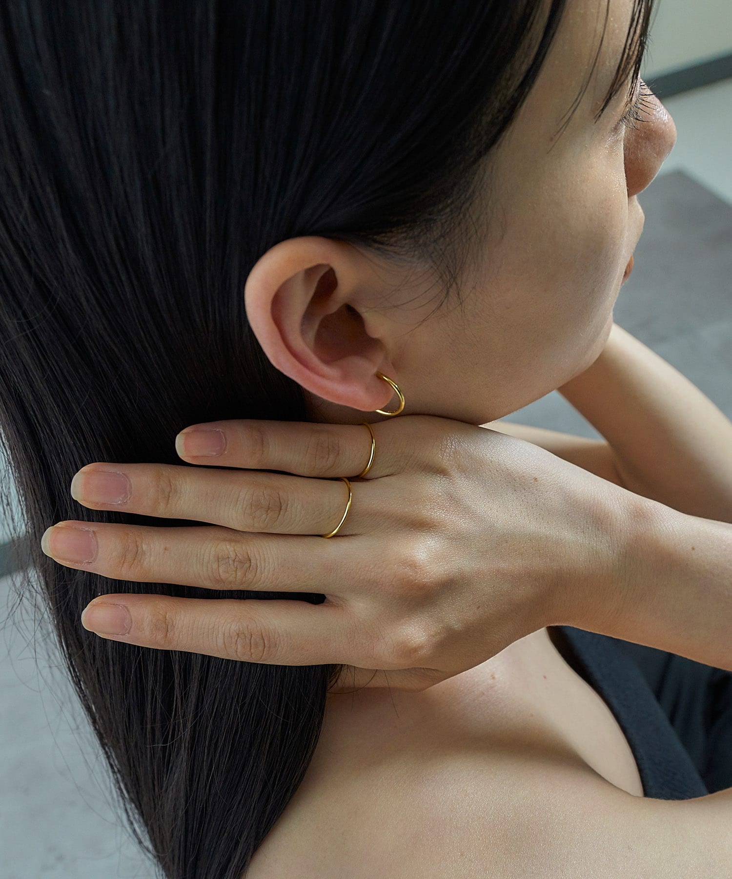 SMELLY so’　thin hoop earring GLD -