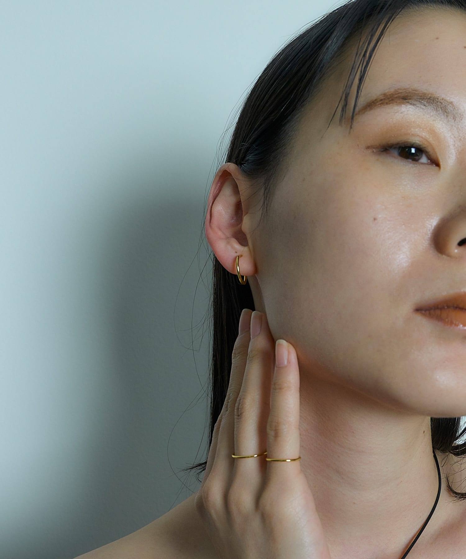 SMELLY so’　thin hoop earring GLD -