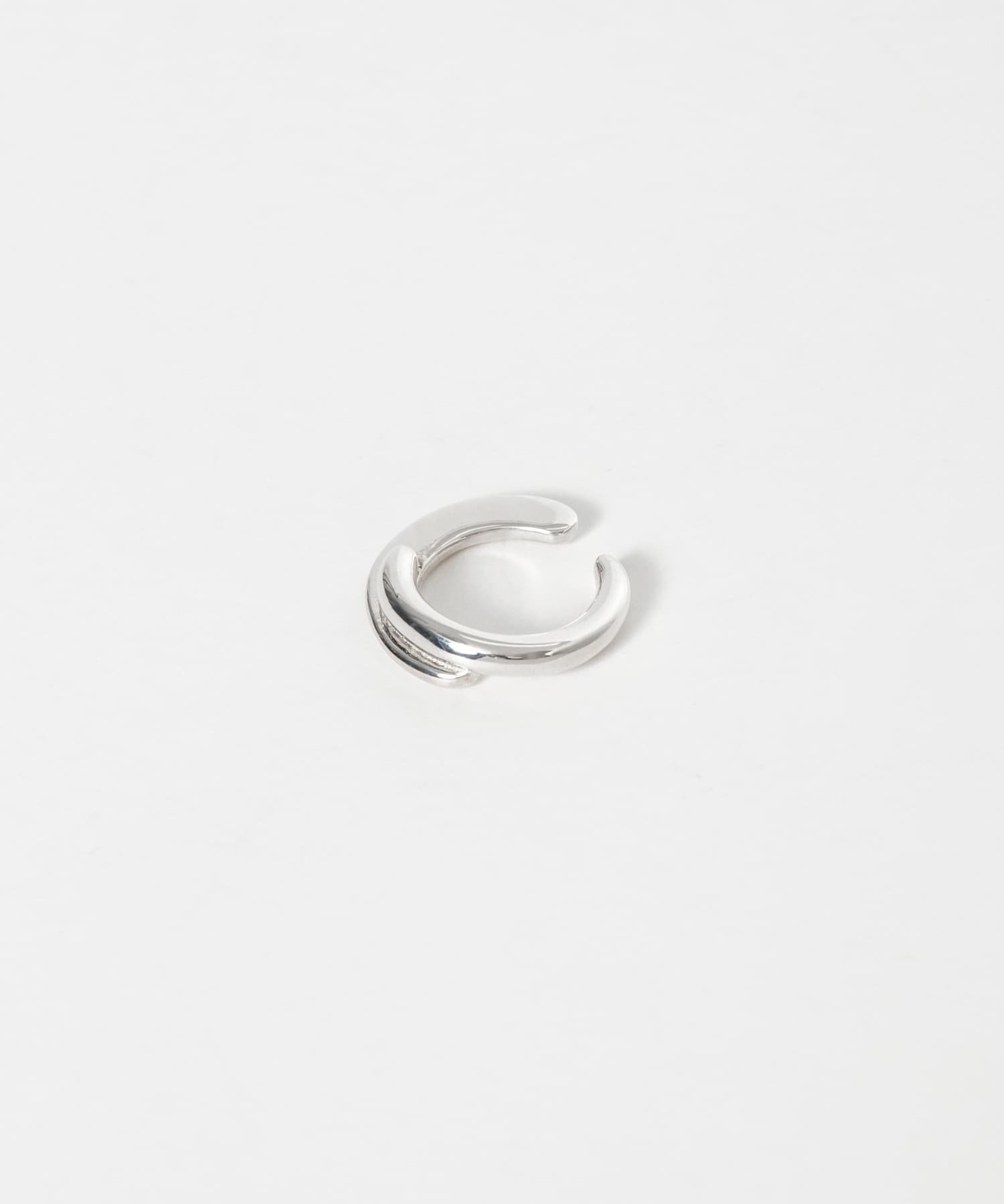 SMELLY so’　overlap circle earcuff SLV -
