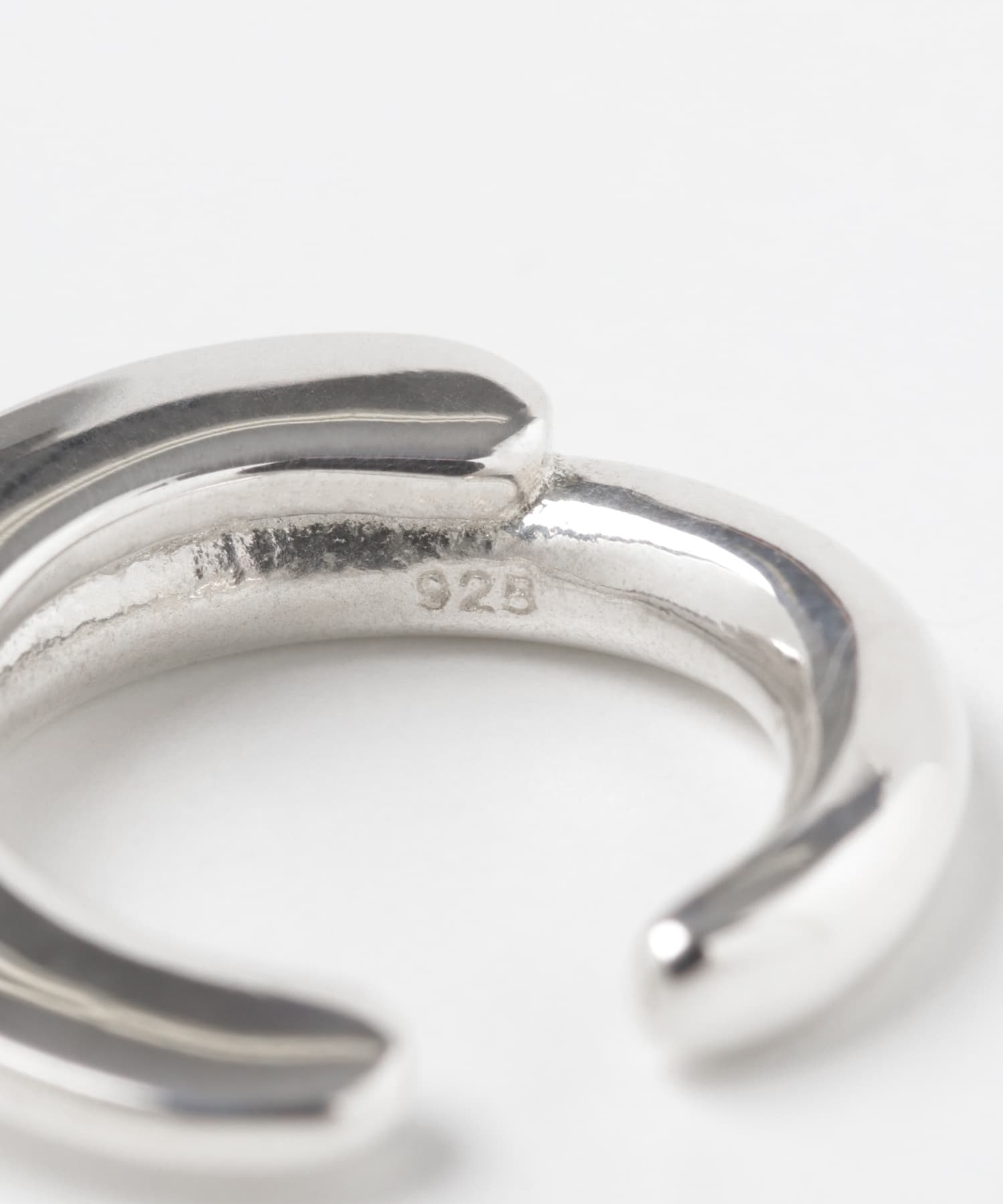 SMELLY so’　overlap circle earcuff SLV -