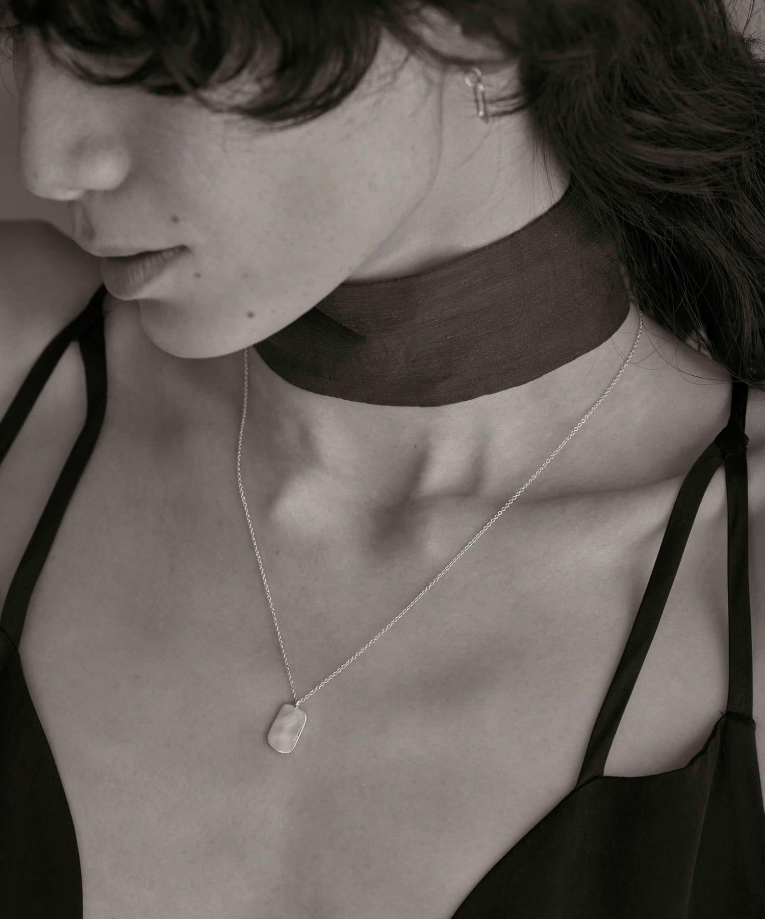 SMELLY so’　rectangle plate necklace GLD -