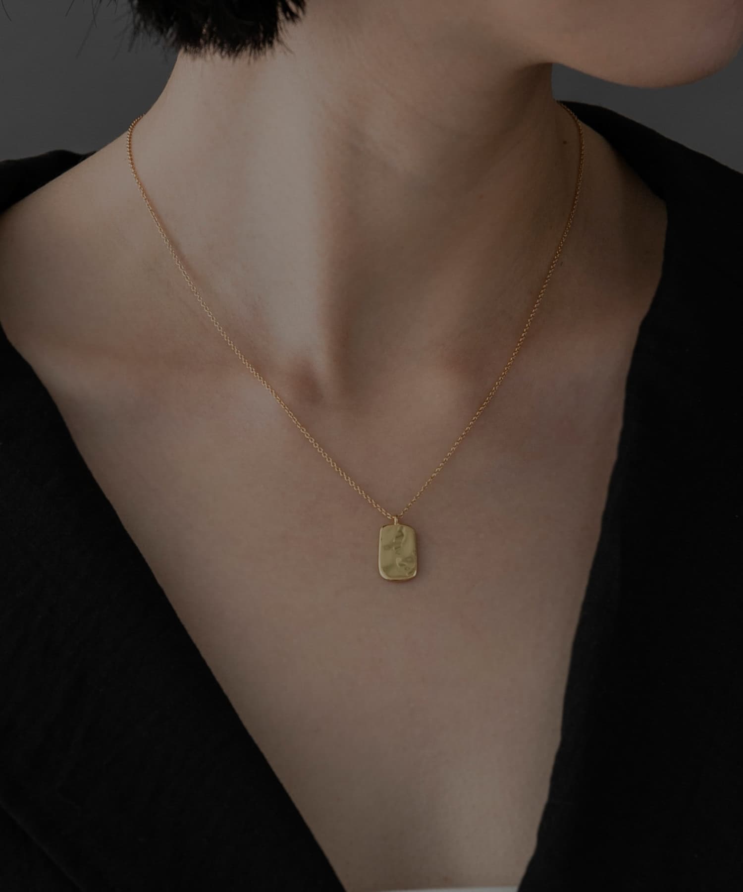 SMELLY so’　rectangle plate necklace GLD -