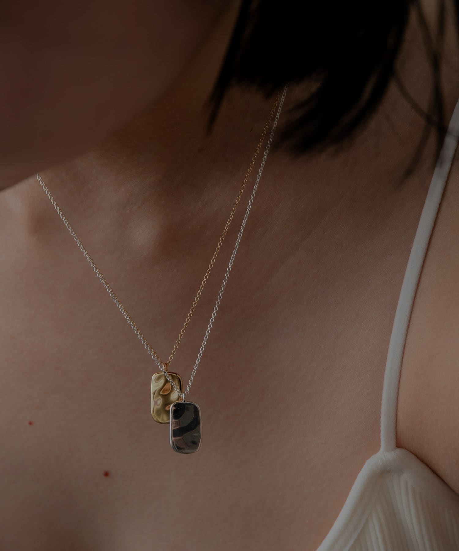 SMELLY so’　rectangle plate necklace GLD -