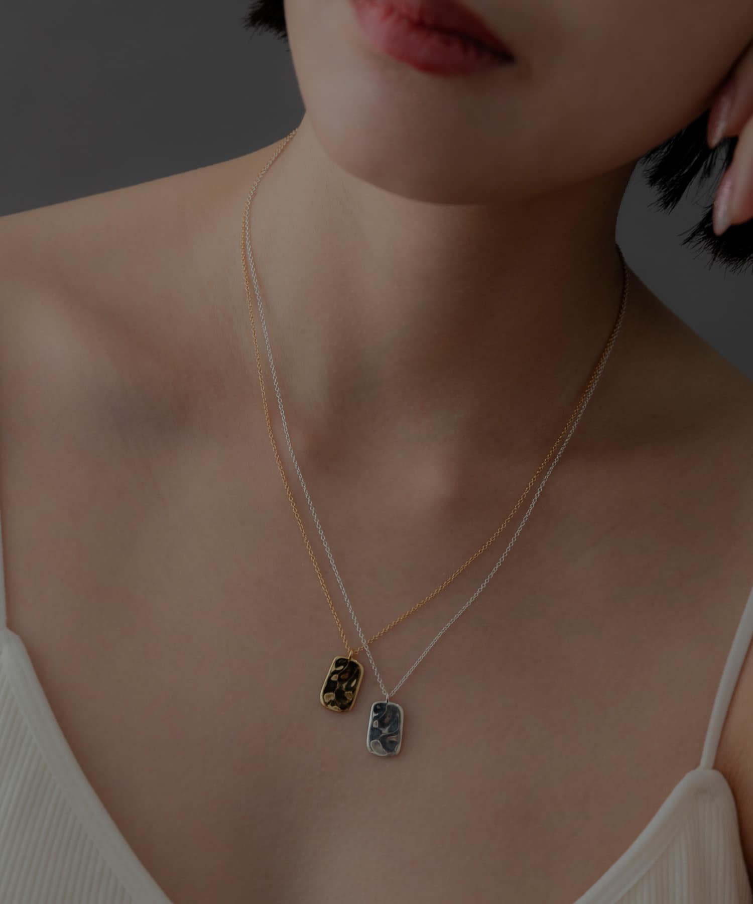 SMELLY so’　rectangle plate necklace GLD -