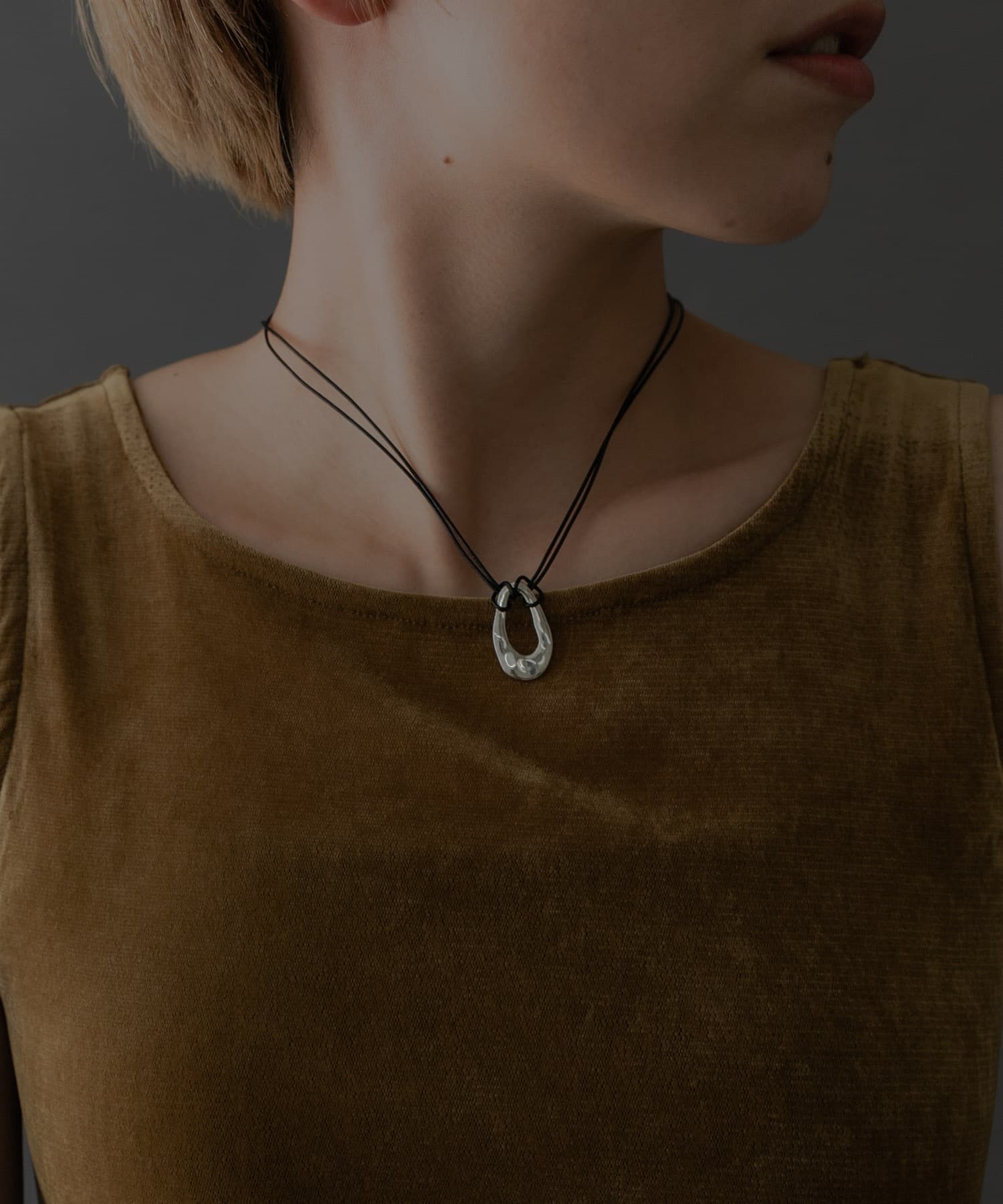 SMELLY so’　oval plate cord necklace SLV -