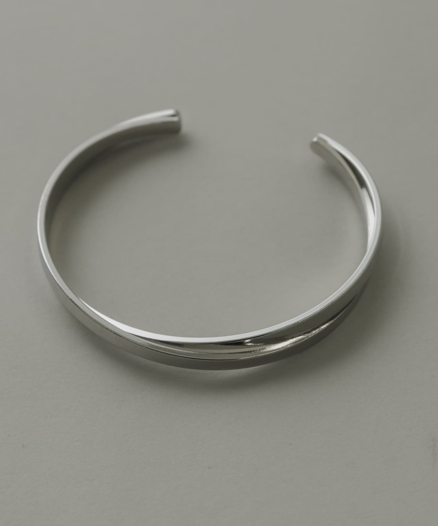 ete クロスバングル シルバー プラチナム クロス バングル | ete bijoux (Women)/エテ ビジュー | 三越