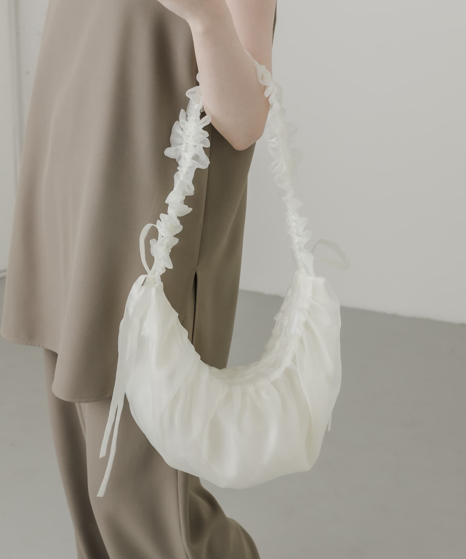 フリルギャザーリボンショルダーバッグ IVO -