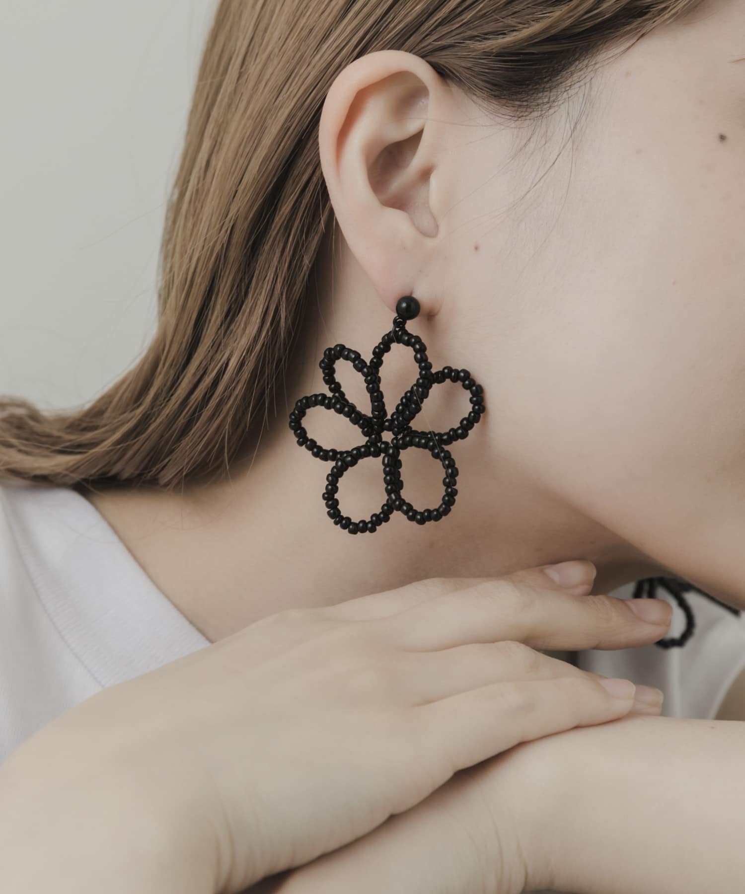 ボリュームビーズフラワーピアス BLK -