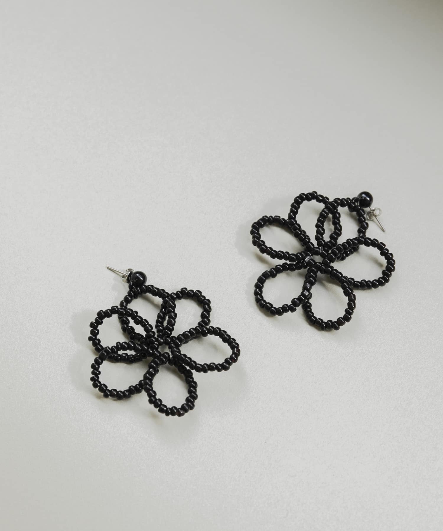 ボリュームビーズフラワーピアス BLK -